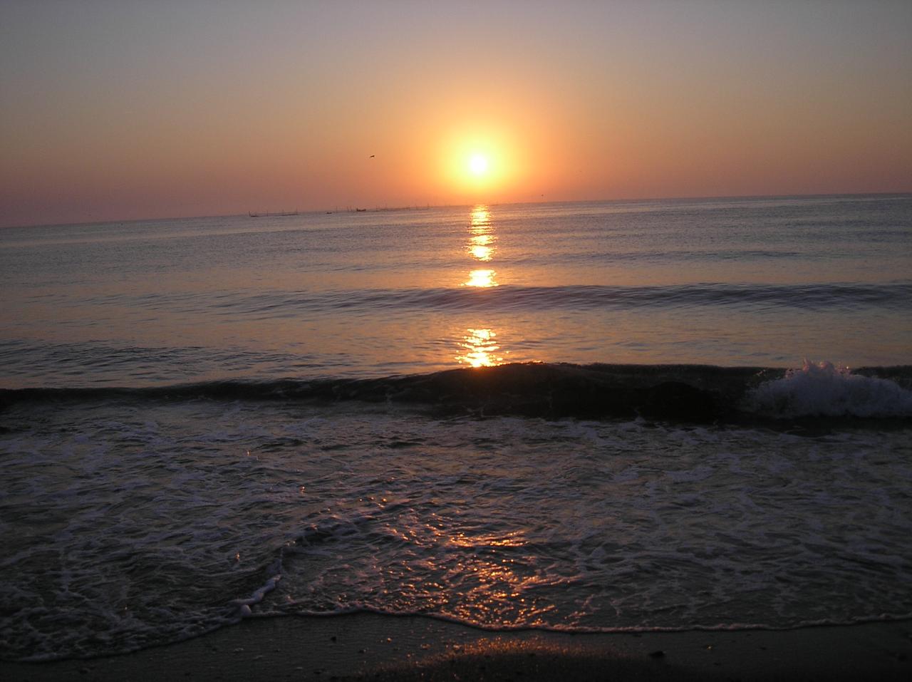 Berkas:Sunrise at Vama Veche Beach, Juli 2007.jpg - Wikimedia Commons